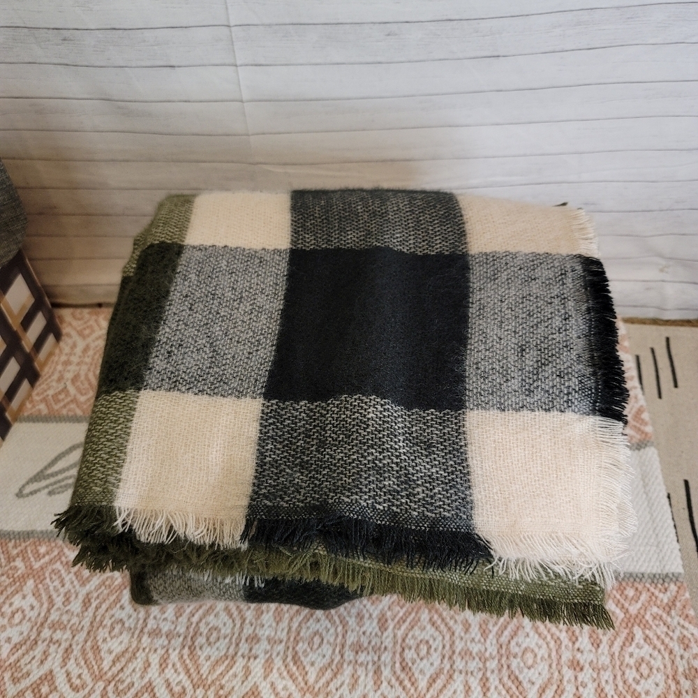 GORGEOUS 100% ACRYLIC BLANKET SCARVE, IN ARMY GREEN, CREAM & BLACK BUFFALO PLAID